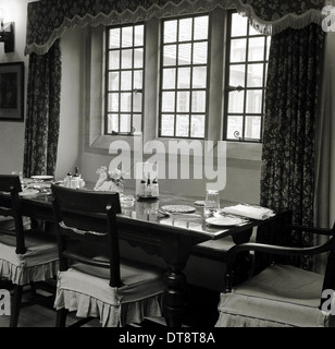 Foto storiche da anni cinquanta che mostra un tavolo da pranzo in un ristorante. Foto Stock