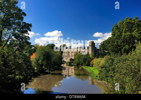 Estate vista sul Castello di Warwick sul fiume Avon, Warwickshire, Inghilterra; Gran Bretagna; Regno Unito Foto Stock