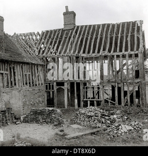 Foto storiche da anni cinquanta che mostra una antica casa medievale o fienile in fase di smontaggio. Foto Stock