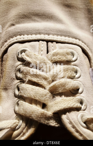 Corda di bianco sneakers in sfondo nero Foto Stock