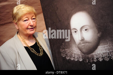 Mainz, Germania. 12 feb 2014. Esperto di Shakespeare Ildegarda Hammerschmidt-Hummel pone accanto a un precedentemente sconosciuto ritratto del poeta inglese William Shakespeare in Mainz, Germania, 12 febbraio 2014. L'esperto Ildegarda Hammerschmidt-Hummel utilizzato un catalogo di criteri, che considerava il viso specifico e caratteristiche della patologia, per confermare l'autenticità dell'immagine. Il pittore del lavoro è sconosciuto come pure la sorte dell'originale. Foto: DANIEL REINHARDT/dpa / uso editoriale SOLO IN CONNESSIONE CON I REPORT SULLA PRESENTAZIONE/dpa/Alamy Live News Foto Stock