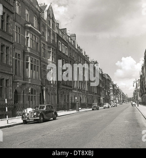 Foto storiche da anni cinquanta di una tranquilla strada laterale dietro Park Lane, Londra, Inghilterra. Foto Stock