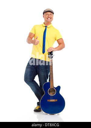 Ritratto di un sorridenti giovane chitarrista in piedi con una chitarra acustica isolati su sfondo bianco Foto Stock