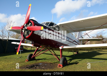 Un Antonov AN2 aeromobili parcheggiati su suolo a Hinton-nel-siepi Airfield Foto Stock