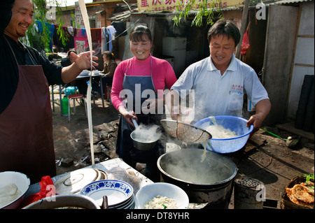 Cina, Pechino, 2004, Beigaozhuang centro migrante. Il pranzo per la costruzione dei lavoratori Foto Stock