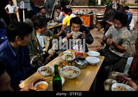 Cina, Pechino, 2004, Beigaozhuang centro migrante. Il pranzo per la costruzione dei lavoratori Foto Stock