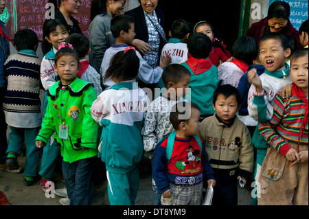 Cina, Pechino, 2004, Beigaozhuang centro migrante. Dopo la scuola club Foto Stock