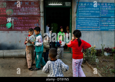 Cina, Pechino, 2004, Beigaozhuang centro migrante. Dopo la scuola club Foto Stock