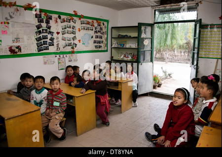 Cina, Pechino, 2004, Beigaozhuang centro migrante, dopo la scuola club Foto Stock