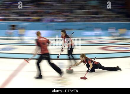 Sochi, Russia. Il 12 febbraio 2014. Kaitlyn Lawes (CAN, vice saltare) spinge fuori con Alba McEwen (CAN, a sinistra) e Jill Officer (CAN). Womens curling - Ice Cube Curling Center - Olympic Park - Sochi - Russia - 12/02/2014 Credit: Sport In immagini/Alamy Live News Foto Stock