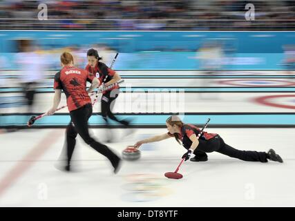 Sochi, Russia. Il 12 febbraio 2014. Kaitlyn Lawes (CAN, vice saltare) spinge fuori con Alba McEwen (CAN, a sinistra) e Jill Officer (CAN). Womens curling - Ice Cube Curling Center - Olympic Park - Sochi - Russia - 12/02/2014 Credit: Sport In immagini/Alamy Live News Foto Stock