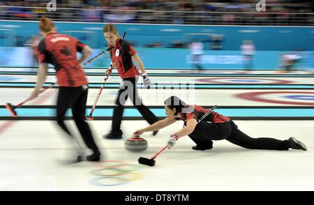 Sochi, Russia. Il 12 febbraio 2014. Jill Officer (possono) spinge fuori con Alba McEwen (CAN, a sinistra) e Kaitlyn Lawes (CAN, vice saltare). Womens curling - Ice Cube Curling Center - Olympic Park - Sochi - Russia - 12/02/2014 Credit: Sport In immagini/Alamy Live News Foto Stock