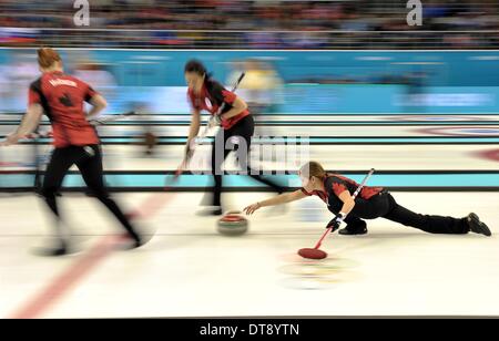 Sochi, Russia. Il 12 febbraio 2014. Kaitlyn Lawes (CAN, vice saltare) spinge fuori con Alba McEwen (CAN, a sinistra) e Jill Officer (CAN). Womens curling - Ice Cube Curling Center - Olympic Park - Sochi - Russia - 12/02/2014 Credit: Sport In immagini/Alamy Live News Foto Stock