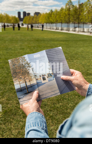 Lettura turistica Brochure in quattro libertà Park a Roosevelt Island, New York, Stati Uniti d'America Foto Stock