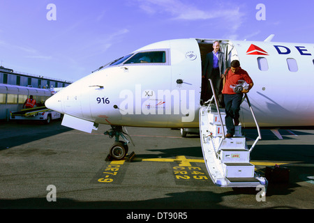Piccolo getto sbarcare passeggeri scalinata aeroporto JFK di New York Foto Stock