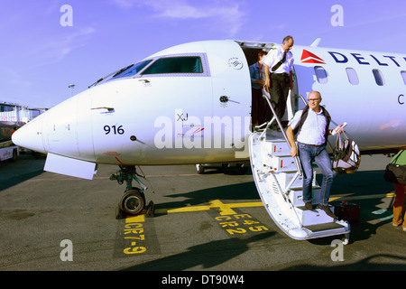 Piccolo getto sbarcare passeggeri scalinata aeroporto JFK di New York Foto Stock