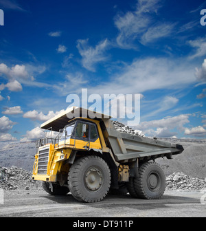 Pesante carrello minerario di guida attraverso il minerale di ferro a cielo aperto Foto Stock