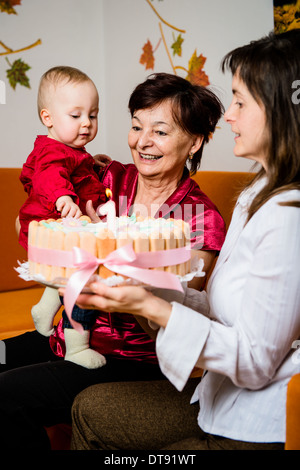 Madre e nonna con bimbo piccolo celebrando primo compleanno Foto Stock