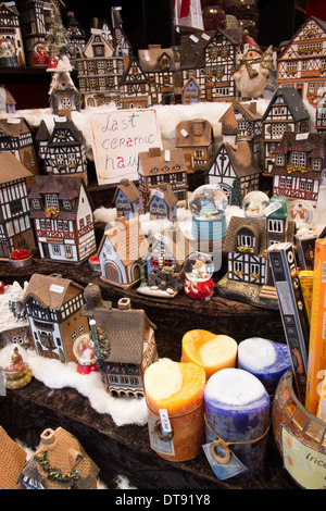 Birmingham Frankfurt Mercatino di Natale 2013 - Mercato di stallo con la ceramica in stile tudor case Foto Stock