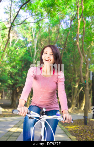 Pretty girl in sella a una moto e godere del tempo libero Foto Stock