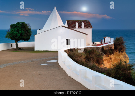 Il Portogallo, Algarve: vista notturna alla cappella medievale di Nossa Senhora da Rocha in Armacao de Pera Foto Stock