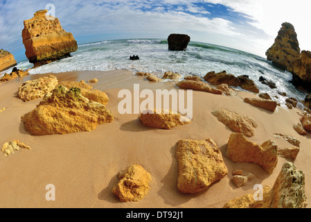 Il Portogallo, Algarve: rocce e le onde a spiaggia Praia da Marinha visto con prospettiva fisheye Foto Stock