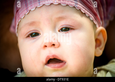 Infelice baby portrait - dettaglio del viso, delle lacrime visibili Foto Stock