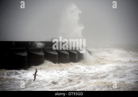 Onde enormi crash su Brighton Marina come un altro set di tempeste pastella Gran Bretagna questo pomeriggio Foto Stock