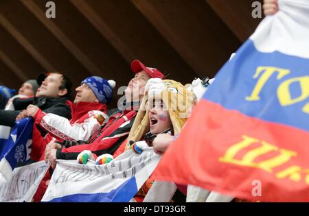 Krasnaya Polyana, Russia, 12 febbraio 2014.Sochi, Russia. 12 Febbraio 2014.spettatori assistere il Luge raddoppia nel centro di scorrimento Sanski a Sochi 2014 Giochi Olimpici, foto: Kay Nietfeld/dpa Credito: dpa picture alliance/Alamy Live News Foto Stock