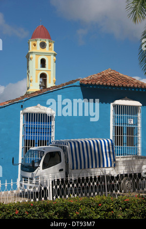 Dipinto di blu Trinidad edifici con la chiesa e il convento di San Francesco dietro, Cuba Foto Stock