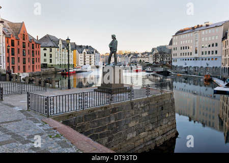 Ålesund, Norvegia, una città famosa architettura Art Nouveau, mostrando l'industria della pesca un monumento Foto Stock