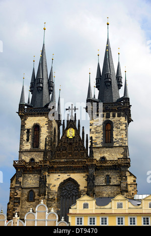 Piazza della Città Vecchia chiesa di Tyn praga repubblica ceca CZ Europa Foto Stock