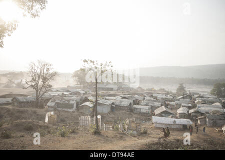 Febbraio 7, 2013 - Chittagong, Chittagong, Bangladesh - appena ad ovest del confine indiano, Jaflong è una cittadina la cui abbondanza naturale è sotto la minaccia. Questa zona rurale ha il potenziale per essere una destinazione di sogno per urban-stanco i turisti che cercano i tranquilli dintorni di lussureggianti foreste e cascate incontaminate. Ma purtroppo non tutto è bene qui. Negli ultimi due decenni, Jaflong il paesaggio è stato sistematicamente distrutto. La vista che potrebbe avere una volta venuto dritto fuori da un artista della tela è in rapida evoluzione. Forse per sempre. Massi sono diventati Jaflong's blight. Con più di un centinaio di sto Foto Stock