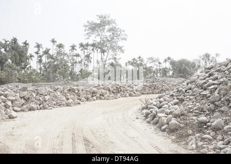 Febbraio 7, 2013 - Chittagong, Chittagong, Bangladesh - appena ad ovest del confine indiano, Jaflong è una cittadina la cui abbondanza naturale è sotto la minaccia. Questa zona rurale ha il potenziale per essere una destinazione di sogno per urban-stanco i turisti che cercano i tranquilli dintorni di lussureggianti foreste e cascate incontaminate. Ma purtroppo non tutto è bene qui. Negli ultimi due decenni, Jaflong il paesaggio è stato sistematicamente distrutto. La vista che potrebbe avere una volta venuto dritto fuori da un artista della tela è in rapida evoluzione. Forse per sempre. Massi sono diventati Jaflong's blight. Con più di un centinaio di sto Foto Stock