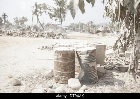 Febbraio 7, 2013 - Chittagong, Chittagong, Bangladesh - appena ad ovest del confine indiano, Jaflong è una cittadina la cui abbondanza naturale è sotto la minaccia. Questa zona rurale ha il potenziale per essere una destinazione di sogno per urban-stanco i turisti che cercano i tranquilli dintorni di lussureggianti foreste e cascate incontaminate. Ma purtroppo non tutto è bene qui. Negli ultimi due decenni, Jaflong il paesaggio è stato sistematicamente distrutto. La vista che potrebbe avere una volta venuto dritto fuori da un artista della tela è in rapida evoluzione. Forse per sempre. Massi sono diventati Jaflong's blight. Con più di un centinaio di sto Foto Stock