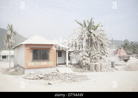 Febbraio 7, 2013 - Chittagong, Chittagong, Bangladesh - appena ad ovest del confine indiano, Jaflong è una cittadina la cui abbondanza naturale è sotto la minaccia. Questa zona rurale ha il potenziale per essere una destinazione di sogno per urban-stanco i turisti che cercano i tranquilli dintorni di lussureggianti foreste e cascate incontaminate. Ma purtroppo non tutto è bene qui. Negli ultimi due decenni, Jaflong il paesaggio è stato sistematicamente distrutto. La vista che potrebbe avere una volta venuto dritto fuori da un artista della tela è in rapida evoluzione. Forse per sempre. Massi sono diventati Jaflong's blight. Con più di un centinaio di sto Foto Stock