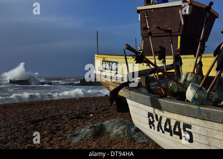 Il mare in tempesta allo Stade pesca beach, Hastings Regno Unito Foto Stock