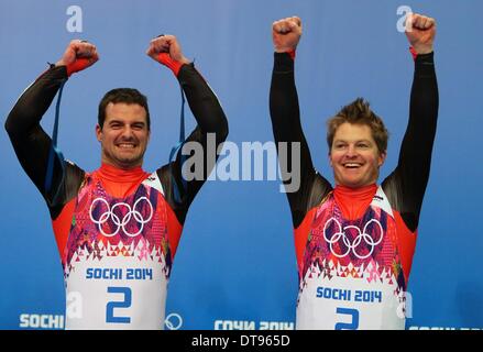 Krasnaya Polyana, Russia, 12 febbraio 2014. Andreas attardarsi e Wolfgang Linger (R) dell'Austria celebrare durante la cerimonia dei fiori dopo il Luge raddoppia eseguire 2 nel centro di scorrimento Sanki a Sochi 2014 Giochi Olimpici, Krasnaya Polyana, Russia, 12 febbraio 2014. Foto: Fredrik von Erichsen/dpa Credito: dpa picture alliance/Alamy Live News Foto Stock