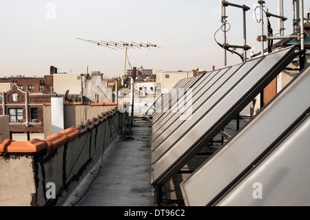 Energia solare termica pannelli sulla parte superiore della scatola di pubblico nel Bronx, New York. Foto Stock