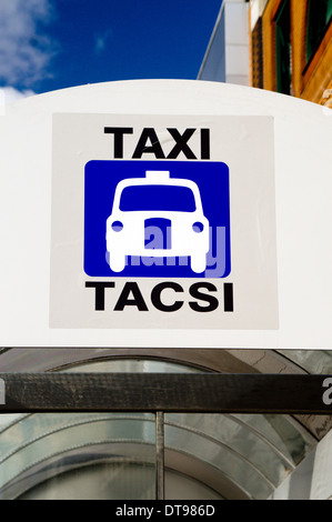 Taxi sign in inglese e gallese, Churchill Way, Cardiff, Galles. Foto Stock