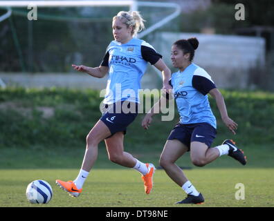 La Manga Club, Spagna. 12 feb 2014. La neonata Manchester City donne squadra di formazione presso il La Manga Club in Spagna, completa con i nuovi ingaggi. Steph Houghton l'attacco sul credito: Tony Henshaw/Alamy Live News Foto Stock