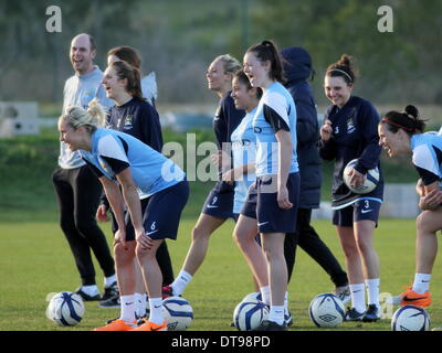 La Manga Club, Spagna. 12 feb 2014. La neonata Manchester City donne squadra di formazione presso il La Manga Club in Spagna, completa con i nuovi ingaggi. Una scherzosa momento nella formazione di credito: Tony Henshaw/Alamy Live News Foto Stock