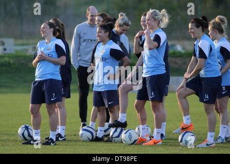 La Manga Club, Spagna. 12 feb 2014. La neonata Manchester City donne squadra di formazione presso il La Manga Club in Spagna, completa con i nuovi ingaggi. Una scherzosa momento nella formazione di credito: Tony Henshaw/Alamy Live News Foto Stock