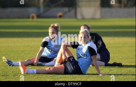 La Manga Club, Spagna. 12 feb 2014. La neonata Manchester City donne squadra di formazione presso il La Manga Club in Spagna, completa con i nuovi ingaggi. Inghilterra Intenrational Steph Houghton si estende Credito: Tony Henshaw/Alamy Live News Foto Stock