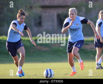 La Manga Club, Spagna. 12 feb 2014. La neonata Manchester City donne squadra di formazione presso il La Manga Club in Spagna, completa con i nuovi ingaggi. Steph Houghton (destra) Credito: Tony Henshaw/Alamy Live News Foto Stock