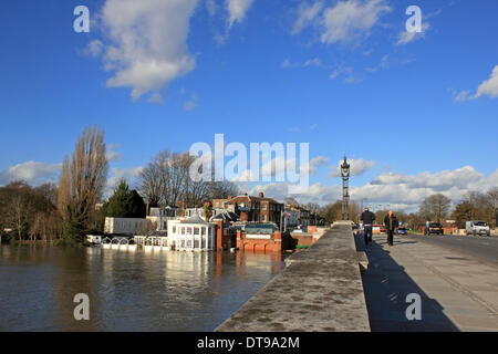 Hampton Court, Greater London, England, Regno Unito. Xi Febbraio 2014. Dopo le eccezionali livelli di pioggia in tutto il Regno Unito, il fiume Tamigi ha scoppiare le sue banche in molti luoghi di Surrey e in Londra. Qui a Hampton Court il Carlton Mitre Hotel e ristorante sul fiume sono state inondate su i loro piani inferiori ma sono ancora aperte per il business. Credito: Julia Gavin/Alamy Live News Foto Stock