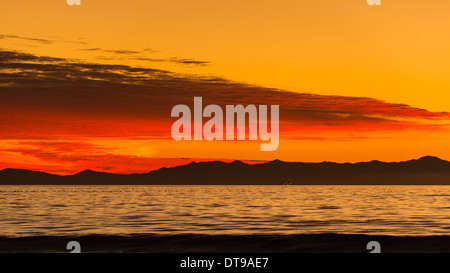 Tramonto su isole del Canale da Ventura State Beach, Ventura, California USA Foto Stock