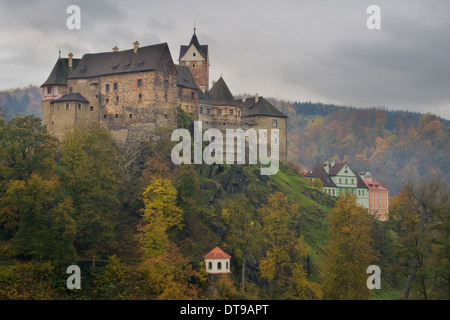 Il castello gotico di Loket, vicino a Karlovy Vary, Repubblica Ceca. Foto Stock