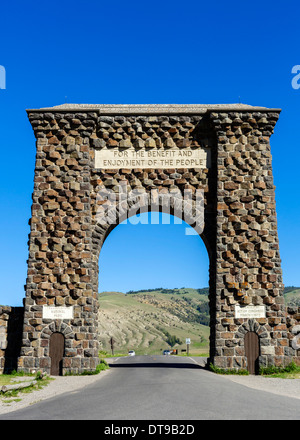 Il Roosevelt arco all'entrata nord del Parco Nazionale di Yellowstone, Wyoming USA Foto Stock