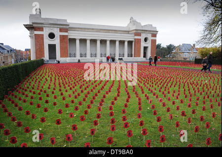 Migliaia di papaveri di carta a Menin Gate sul giorno del ricordo a Ypres ora chiamato lebbroso nelle Fiandre Belgio Foto Stock